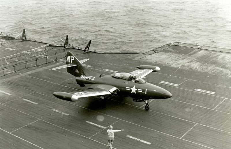 С появлением реактивных истребителей (на фото палубный Грумман F9F-2 «Пантера») дальнейшие работы по совершенствованию поршневых самолетов этого класса теряли смысл